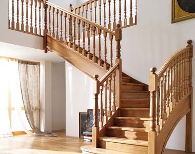 Cầu thang gỗ tự nhiên sang trọng và chất lượng